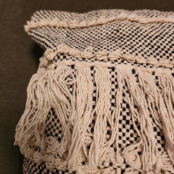 KIRKLANDS Throw Pillow 20 x 20 x 5 Boho Black Natural Chunky Knit Knotted Fringe - Picture 4 of 12